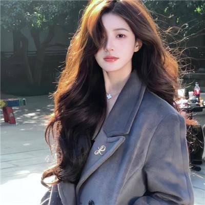 三个带面纱的女子